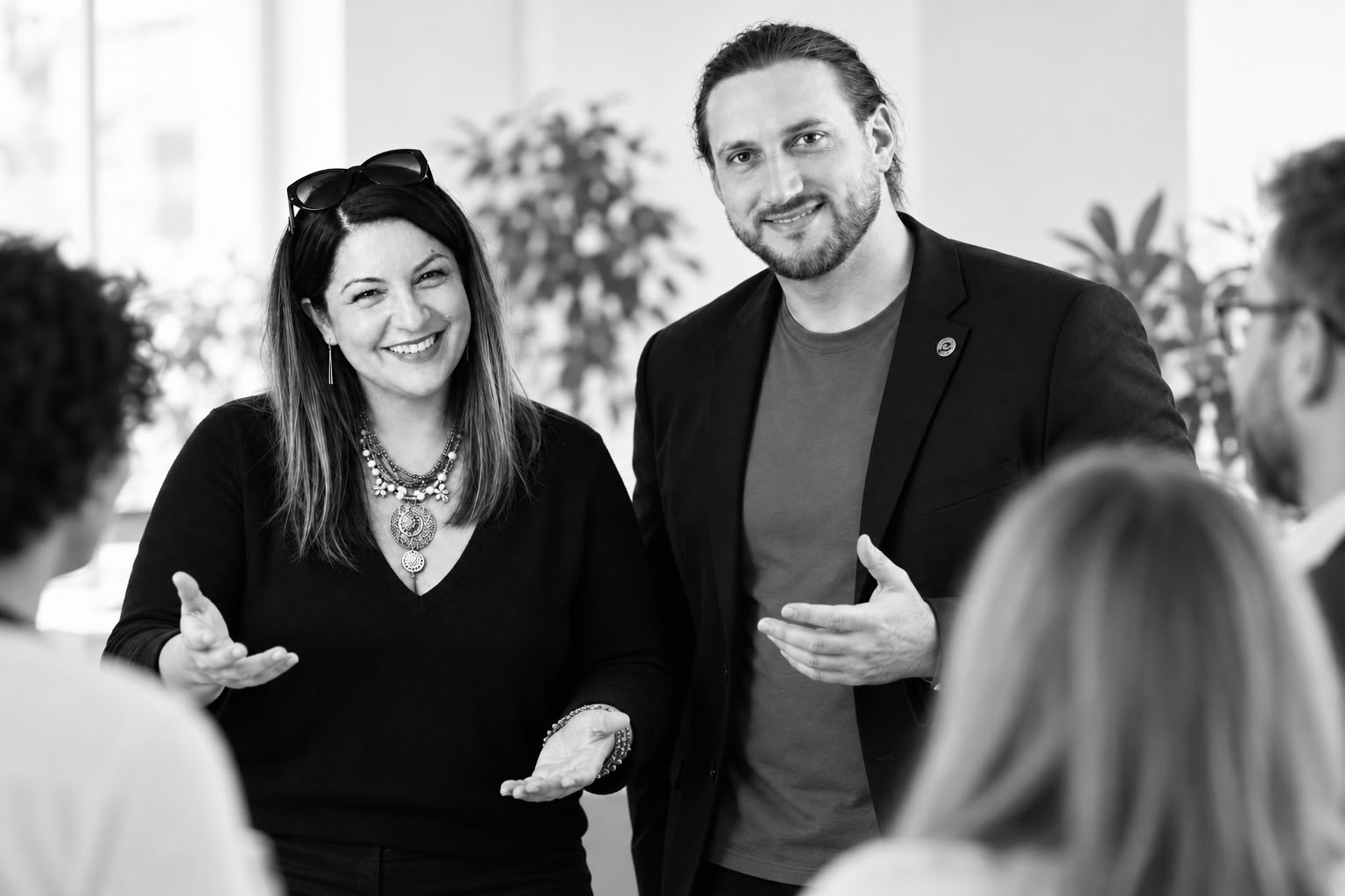 Allison et Grégory présentent l'association à un groupe de praticiens